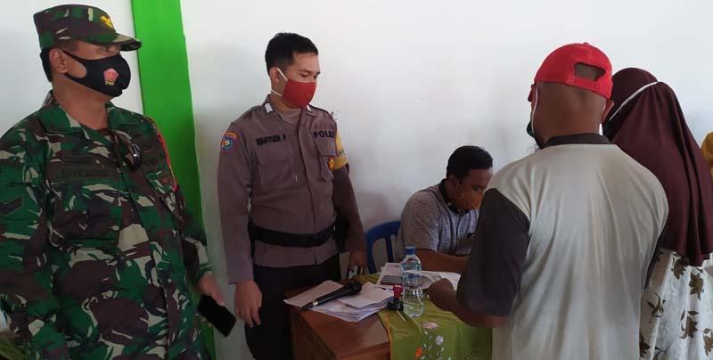 TNI-Polri Kawal Protokol Kesehatan Pembagian Bansos BLT Dana Desa di Blora