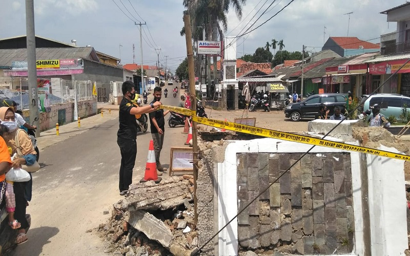 Polres Purwakarta Selidiki Kasus Gapura Melati Ambruk yang Tewaskan Bocah 13 Tahun