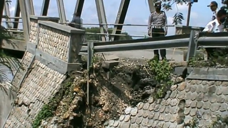 Sayap Jembatan Penghubung Tuban-Bojonegoro Longsor, Akses Akan Ditutup