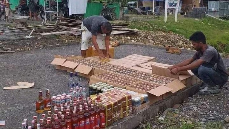 title Polisi Tangani Kasus 884 Botol Miras Diamankan di Pos TNI Benawa Polisi Tangani Kasus 884 Botol Miras Diamankan di Pos TNI Benawa