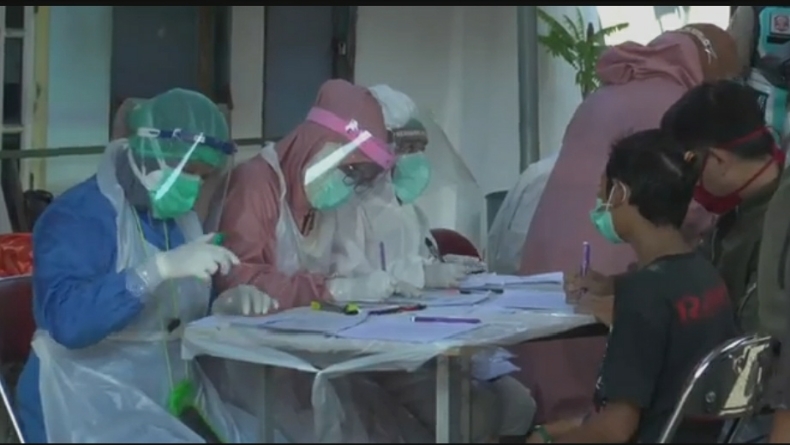 Tim Covid Hunter Surabaya Gelar Rapid Test di Perbatasan, 4 Reaktif