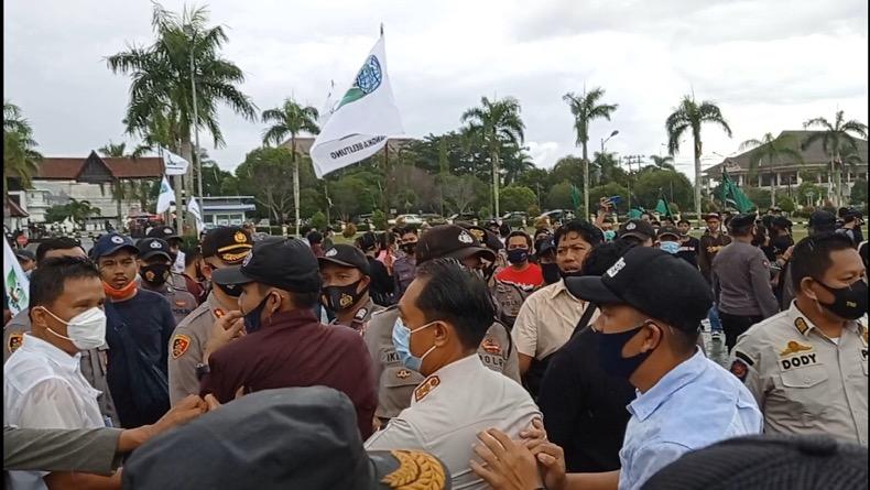 Bakar Ban hingga Nyaris Mengenai Wagub Babel, Belasan Pendemo Diamankan Polisi