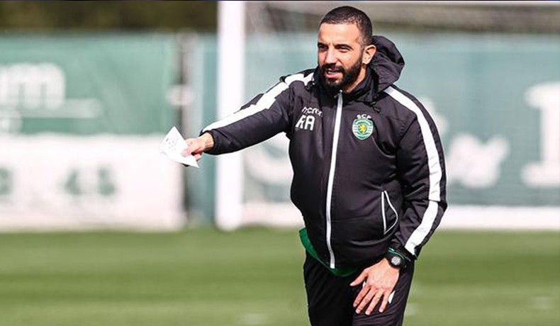 Mensos Juliari P Batubara dan Menteri Desa PDTT Abdul Halim Iskandar saat penyaluran BST tahap VIII di Kantor Desa Manyeti, Kecamatan Dawuan, Kabupaten Subang (5/11/2020). Foto/SINDOnews/Arif Budianto