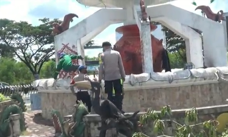 Tanaman Hias di Bundaran Palangkaraya Dirusak Pria Gangguan Jiwa