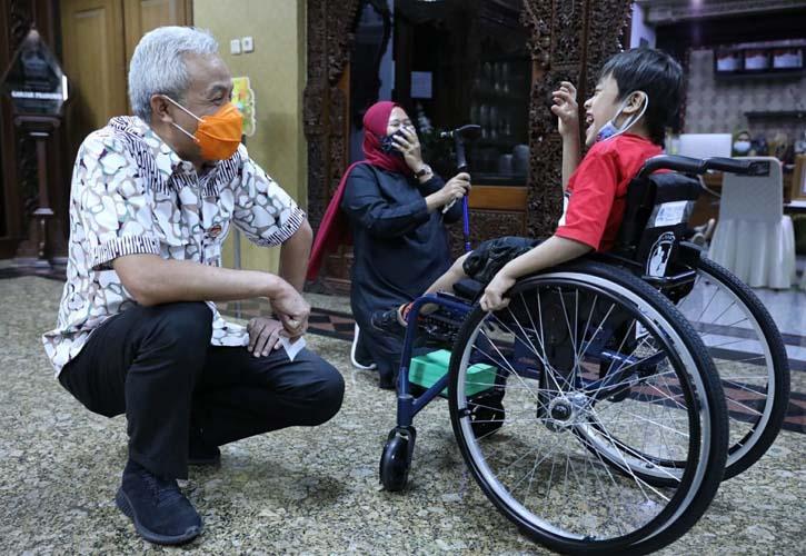 title Cerita Bocah Berkursi Roda Merengek ke Ibunya Minta Bertemu Ganjar Cerita Bocah Berkursi Roda Merengek ke Ibunya Minta Bertemu Ganjar