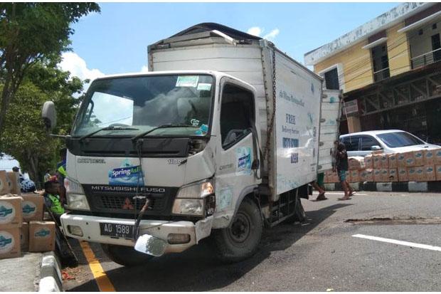 Gara-gara Ban Meletus, Mobil Boks Hantam Pembatas Jalan di Sleman