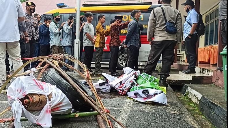 title Polisi Tetapkan 8 Orang sebagai Tersangka Kerusuhan di Kantor Gubernur Babel Polisi Tetapkan 8 Orang sebagai Tersangka Kerusuhan di Kantor Gubernur Babel
