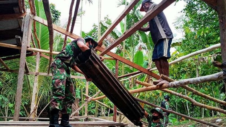 title Warga Papua Diminta Jangan Takut Minta Bantuan TNI untuk Perbaikan Rumah Warga Papua Diminta Jangan Takut Minta Bantuan TNI untuk Perbaikan Rumah