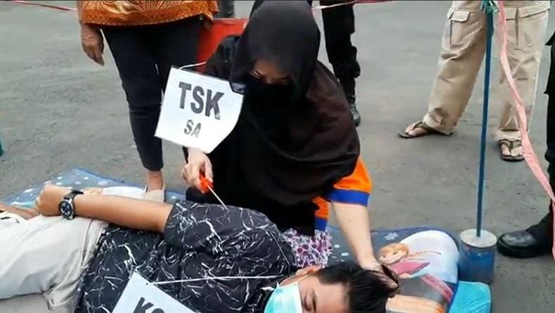 Rekonstruksi Istri Bunuh Suami di Pasuruan, Pelaku Menangis saat Adegan Gorok Leher