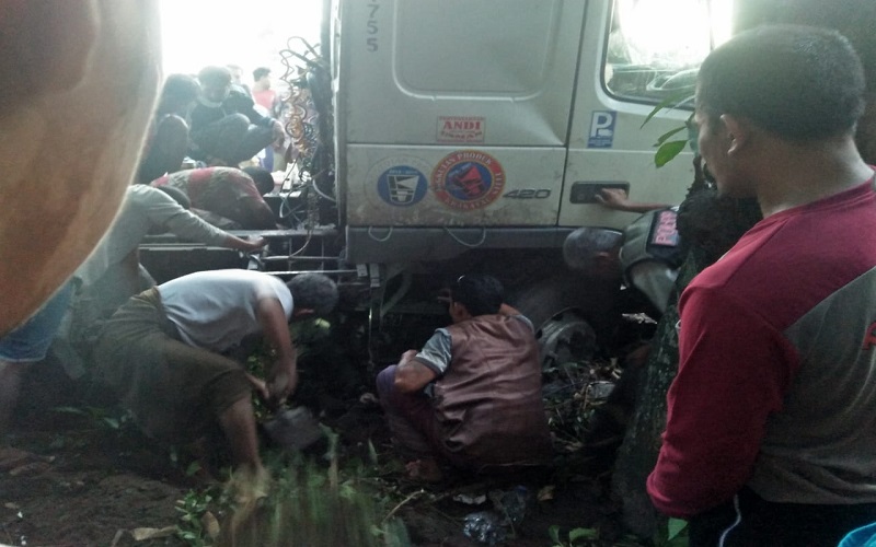 Pemotor Tewas Terjepit Truk Trailer, Warga Evakuasi Korban dengan Gali Tanah