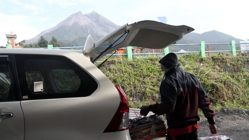 Gunung Merapi Siaga, Pedagang Dievakuasi ke Tempat Aman - Bagian 2