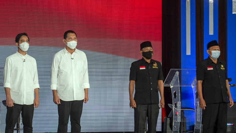 title Gibran-Teguh Vs Bajo Berebut Suara 418.283 Warga Kota Solo Gibran-Teguh Vs Bajo Berebut Suara 418.283 Warga Kota Solo