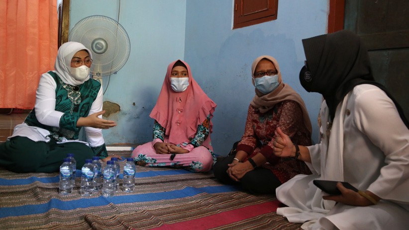 Menaker Ida Fauziyah Kunjungi Rumah Buruh Penerima BSU di Sidoarjo - Bagian 3
