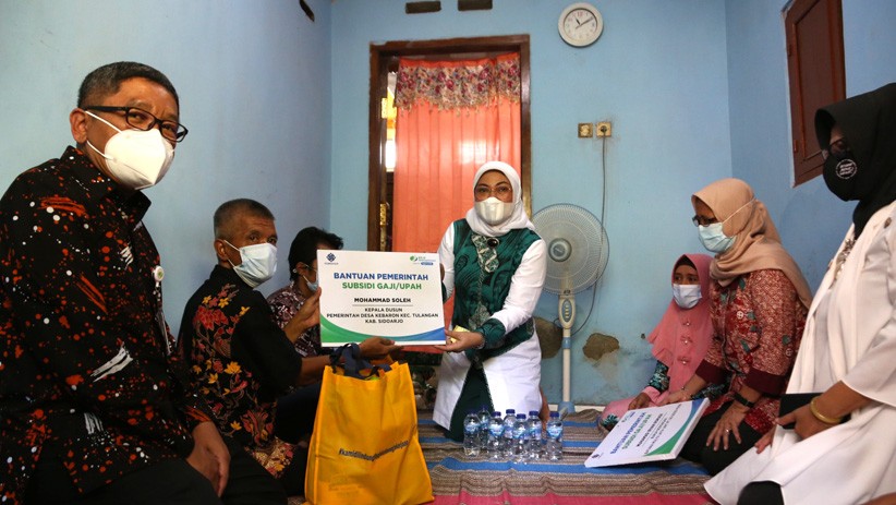 Menaker Ida Fauziyah Kunjungi Rumah Buruh Penerima BSU di Sidoarjo - Bagian 2