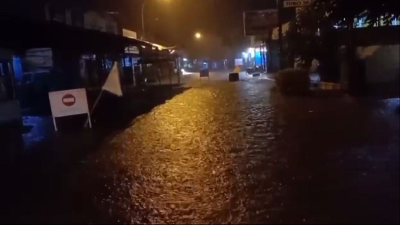 Banjir Rendam Jalan dan Rumah Warga di Palopo
