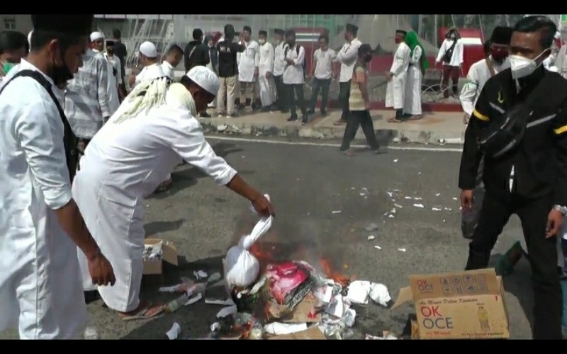 Pengunjuk Rasa di Palembang Bakar Pocong dengan Gambar Presiden Emmanuel Macron
