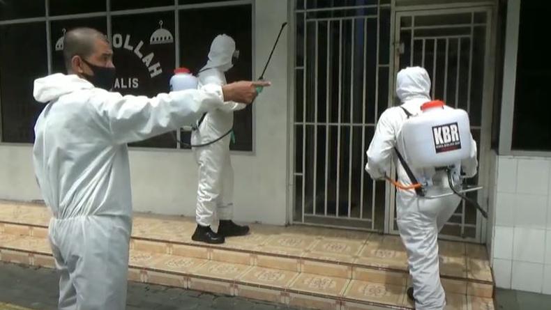 Brimob Polda Sumut Semprot Disinfektan Sejumlah Fasilitas Umum di Medan