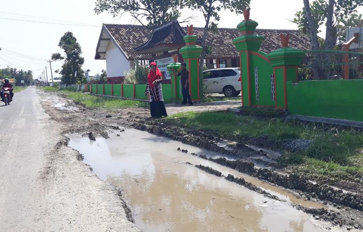 Jalan Jadi Ambles dan Becek, Pemasangan Pipa Pertamina Dikeluhkan Warga   