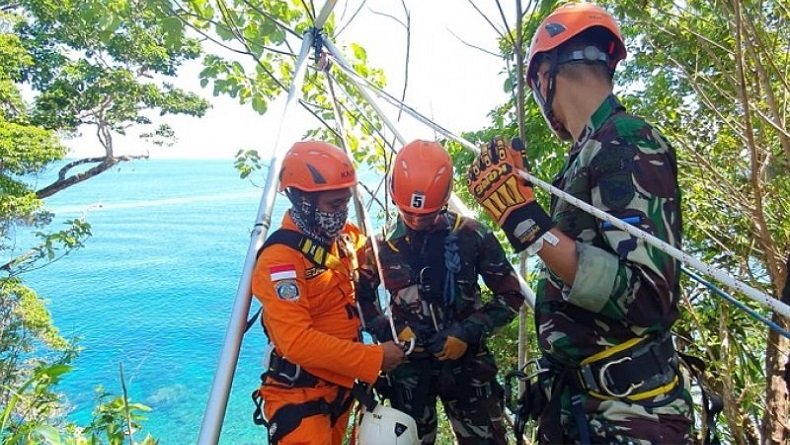 Evaluasi Materi SAR, Personel Basarnas dan Yonmarhanlan IX Ambon Gelar Latgab