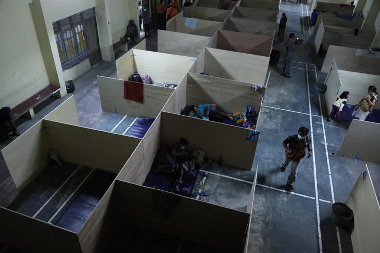 Cegah Penularan Covid-19, Posko Pengungsian Merapi Disekat Pakai Triplek