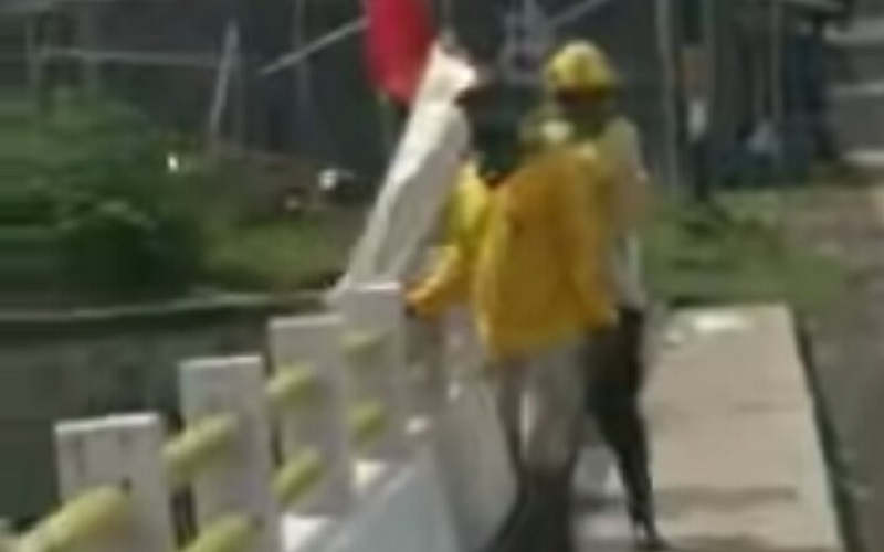 Video 2 Pria Majalengka Buang Sampah ke Sungai Viral di Medsos