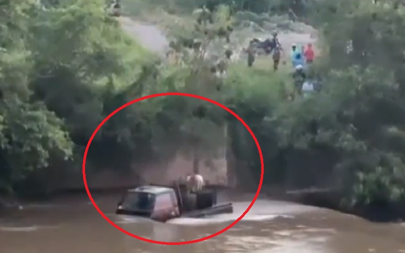 Hendak Berburu Babi, Mobil Pikap Bermuatan 5 Ekor Anjing Terseret Arus Sungai