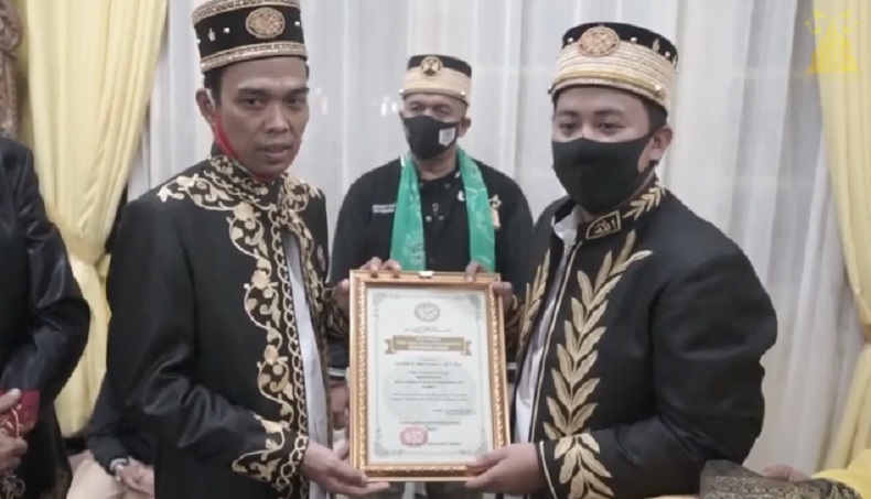 Ustad Abdul Somad menerima gelar Imam dari Kesultanan Sambas, Kalimantan Barat. (Foto: Instagram)