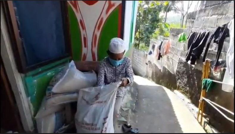 Pemulung yang Viral Baca Alquran Ternyata Cari Ibu di Bandung