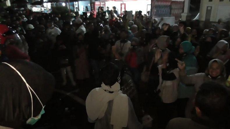 Tak Terima APK Dicopot, Massa Paslon Geruduk Kantor Bawaslu Bukittinggi