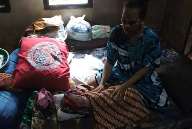 title Cerita Ibu Hamil Ditandu Hingga Viral di Media Sosial, Atiah dan Bayi Selamat Cerita Ibu Hamil Ditandu Hingga Viral di Media Sosial, Atiah dan Bayi Selamat