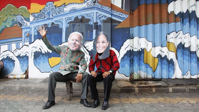 Warga Solo Pakai Topeng Joe Biden dan Kamala Harris Keliling Naik Becak - Bagian 2