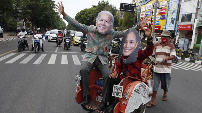 Warga Solo Pakai Topeng Joe Biden dan Kamala Harris Keliling Naik Becak - Bagian 1