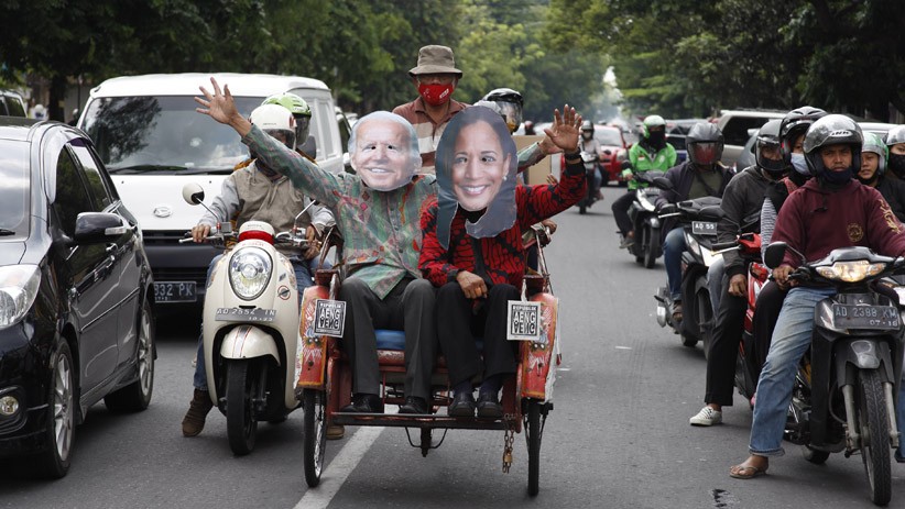 Warga Solo Pakai Topeng Joe Biden dan Kamala Harris Keliling Naik Becak - Bagian 3