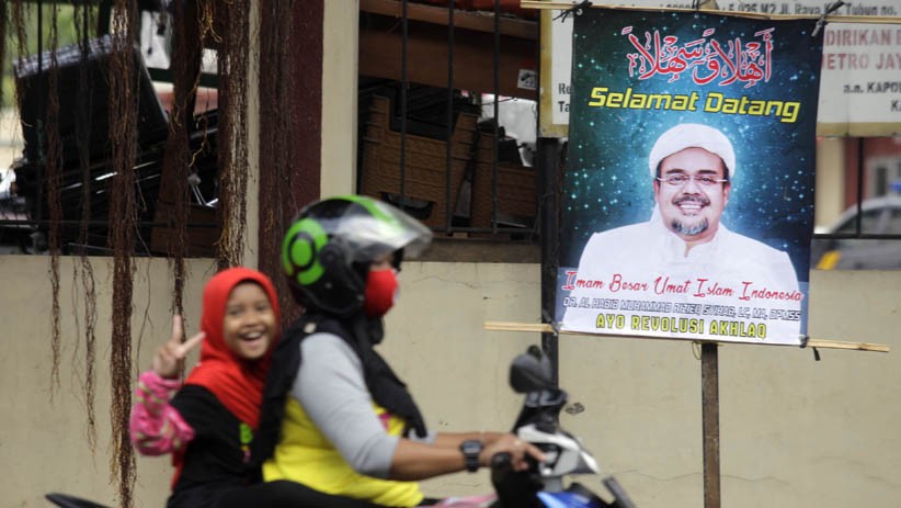 Jelang Habib Rizieq Pulang, Spanduk Penyambutan Bertebaran di Petamburan - Bagian 4