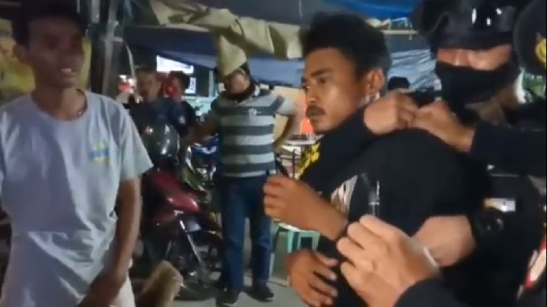 Bawa Badik saat Beli Nasi Kuning, 2 Pemuda di Makassar Diamankan Polisi