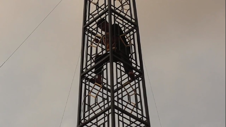 Kucing Terjebat di Puncak Tower Musala, Warga Ramai-Ramai Bantu Evakuasi