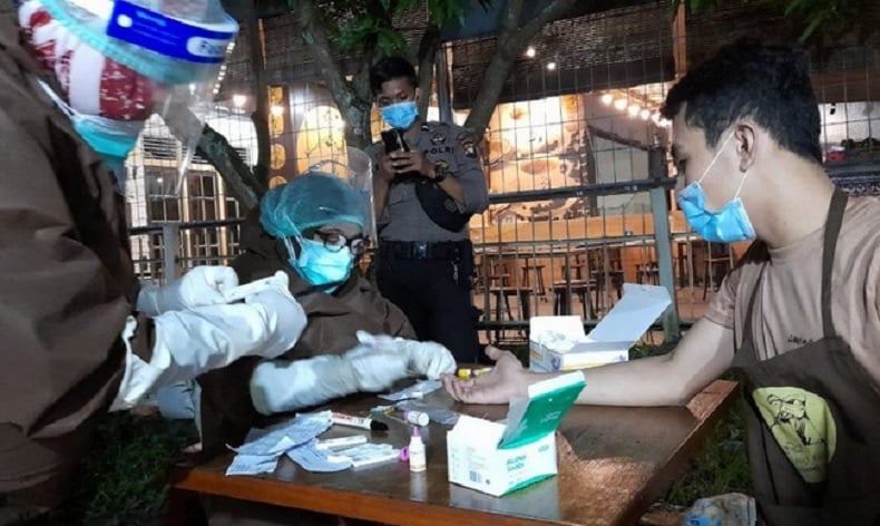 Pengunjung Warkop di Pontianak Mendadak Rapid Test, 17 Orang Reaktif Covid-19