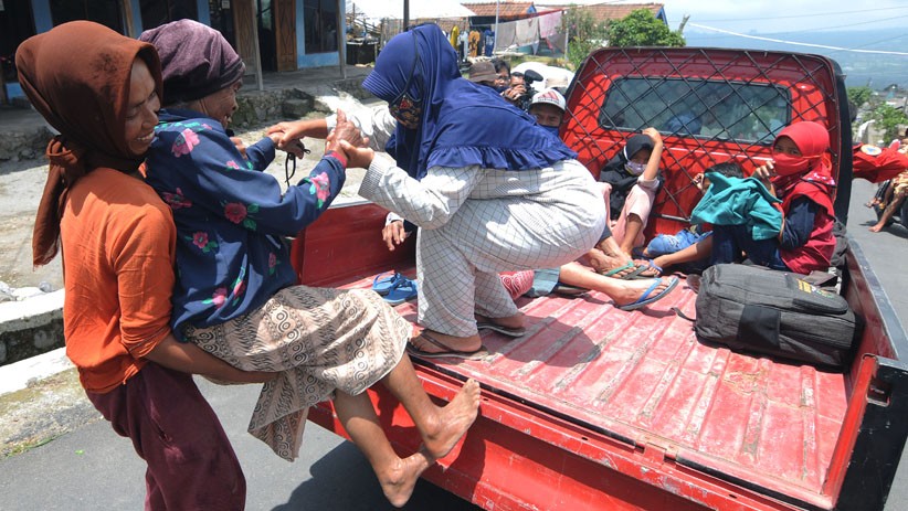 Gunung Merapi Siaga, Warga Lansia dan Anak-Anak di Selo Boyolali Dievakuasi - Bagian 1