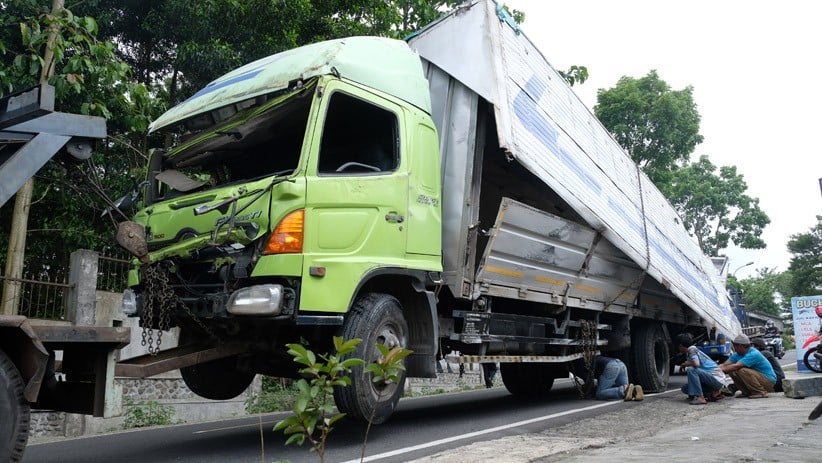 Kecelakaan Truk Bermuatan Susu Kemasan Akibat Rem Blong Di Wonosobo