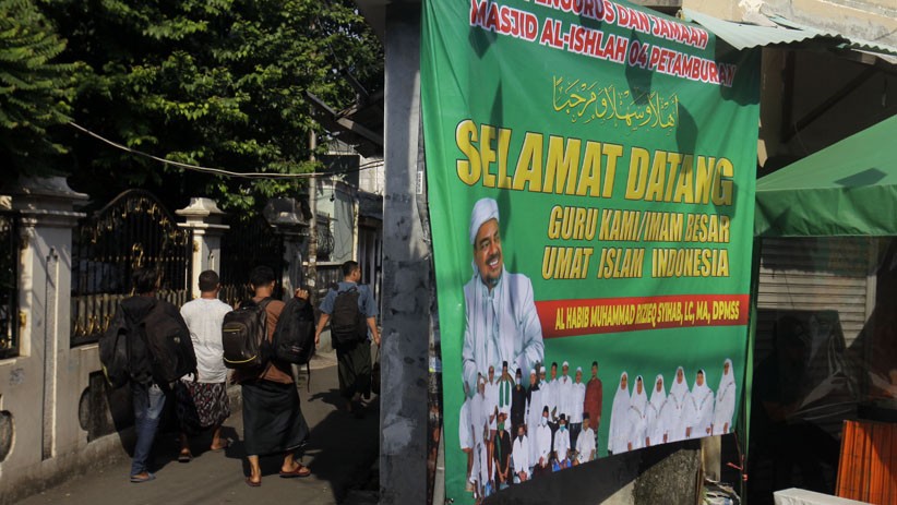 Sambut Habib Rizieq Pulang, Massa Mulai Berdatangan ke Petamburan - Bagian 1