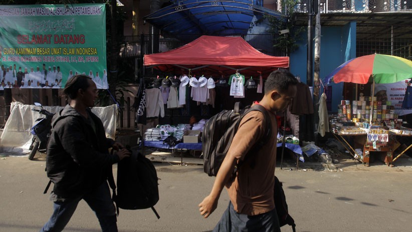 Sambut Habib Rizieq Pulang, Massa Mulai Berdatangan ke Petamburan - Bagian 3