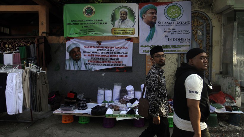 Sambut Habib Rizieq Pulang, Massa Mulai Berdatangan ke Petamburan - Bagian 2