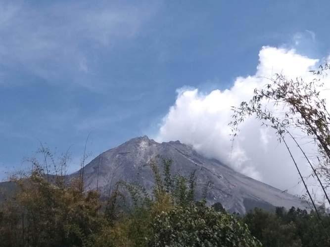 title Gunung Merapi Mengeluarkan Guguran Lava Sejauh 700 Meter ke Arah Kali Senowo Gunung Merapi Mengeluarkan Guguran Lava Sejauh 700 Meter ke Arah Kali Senowo