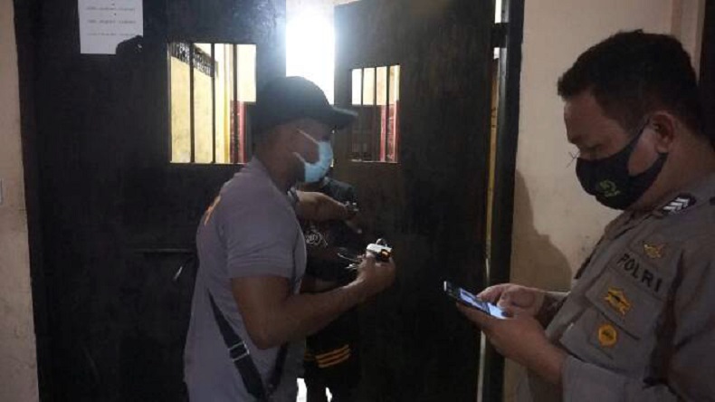 title Polisi Amankan Pemuda Mabuk Miras karena Ganggu Warga Polisi Amankan Pemuda Mabuk Miras karena Ganggu Warga