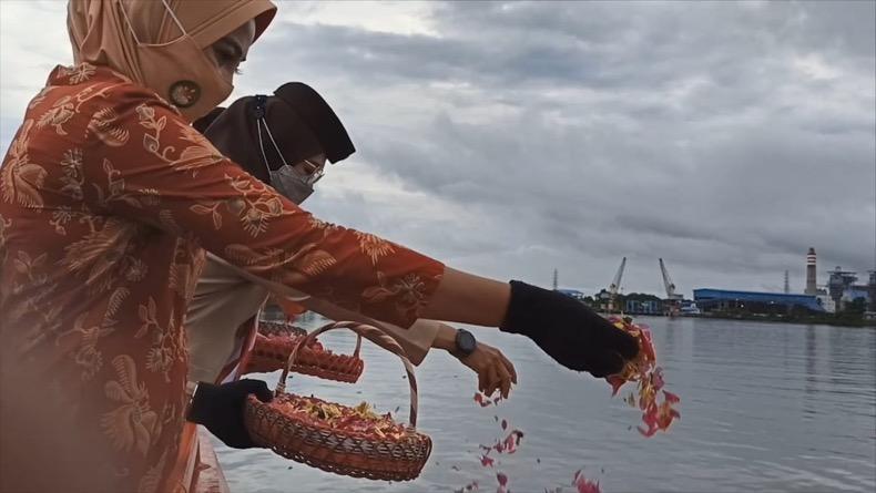 Peringati Hari Pahlawan, Pramuka Babel Tabur Bunga di Laut Pangkalpinang