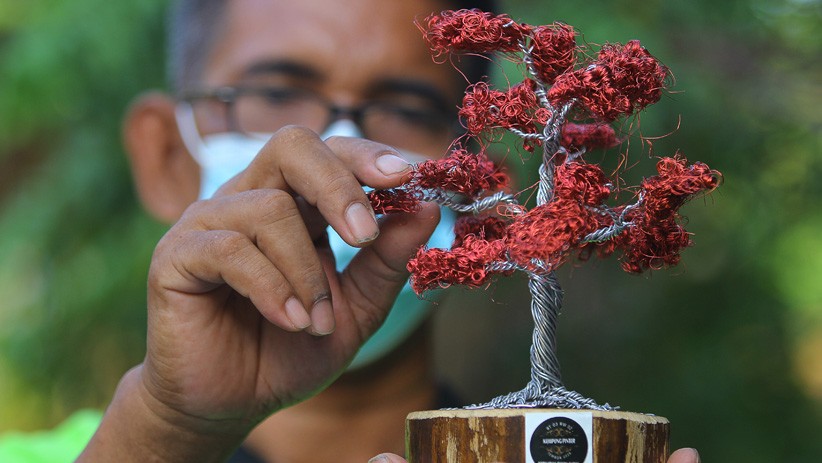 Perajin Ini Buat Replika Tanaman Bonsai Berbahan Limbah Elektronik - Bagian 2