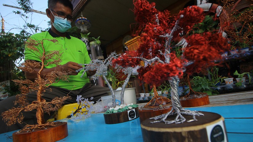 Perajin Ini Buat Replika Tanaman Bonsai Berbahan Limbah Elektronik - Bagian 1