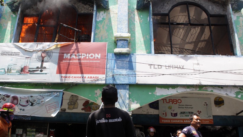 Pasar Larangan Sidoarjo Kebakaran, 10 Mobil Pemadam Dikerahkan - Bagian 2
