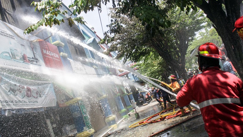 Pasar Larangan Sidoarjo Kebakaran, 10 Mobil Pemadam Dikerahkan - Bagian 1