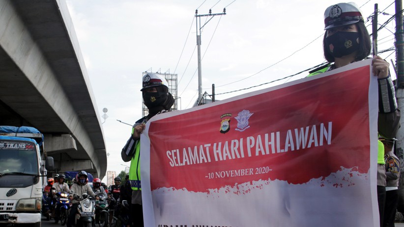 Hari Pahlawan, Pengendara Berhenti untuk Mengheningkan Cipta di Makassar - Bagian 2